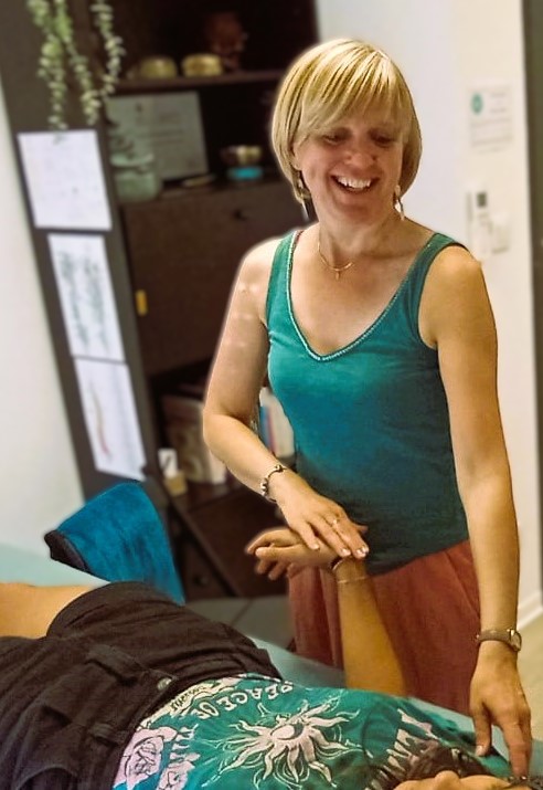 Eliane Alessandroni, kinésiologue à Solliès-Toucas, en séance de test musculaire dans son cabinet.