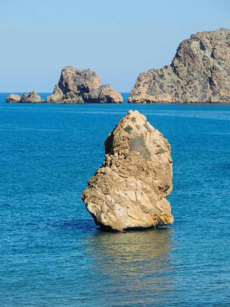 Rocher au milieu de la mer calme, symbole de stabilité et d’ancrage lors d’une crise de vie, Eliane Alessandroni kinésiologue Var
