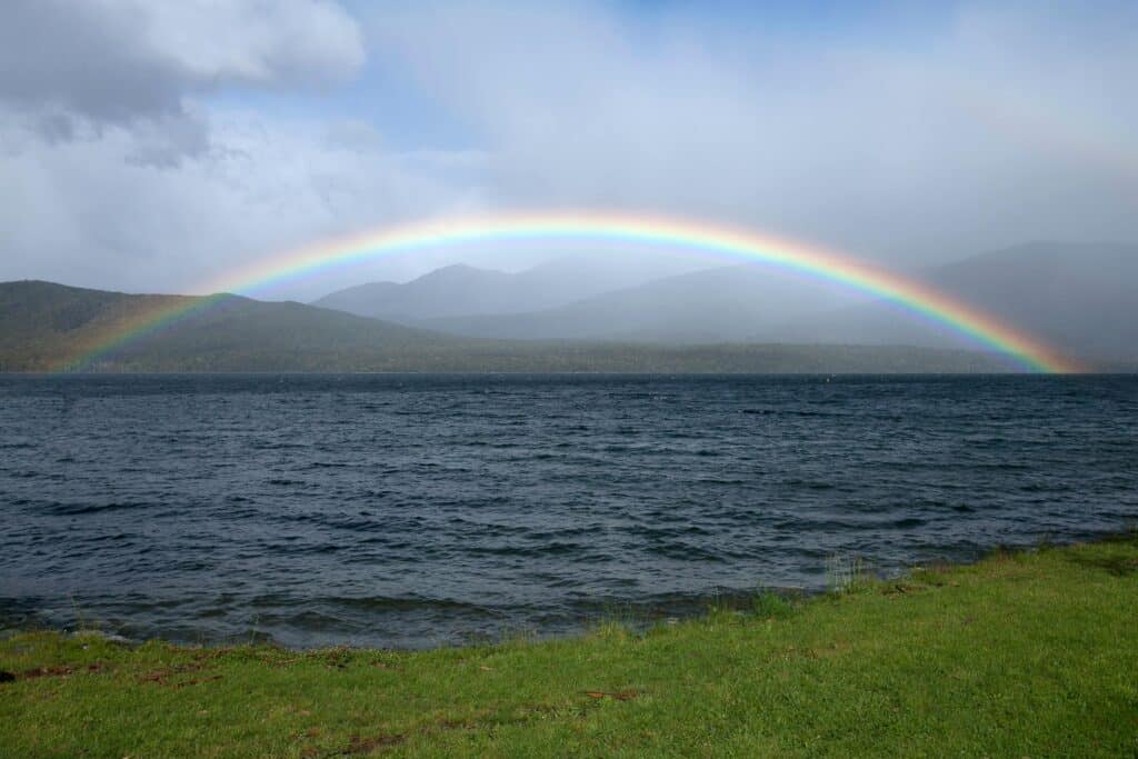 “Arc-en-ciel au-dessus de la mer, symbole d’espoir et de renouveau après une crise de vie, Eliane Alessandroni kinésiologue Var