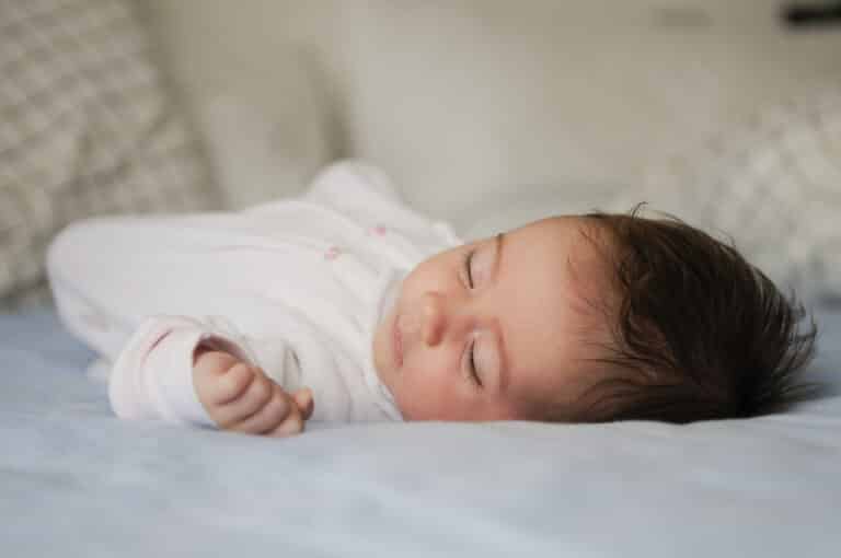 Bébé ne dort pas : les causes cachées et comment la kinésiologie peut aider