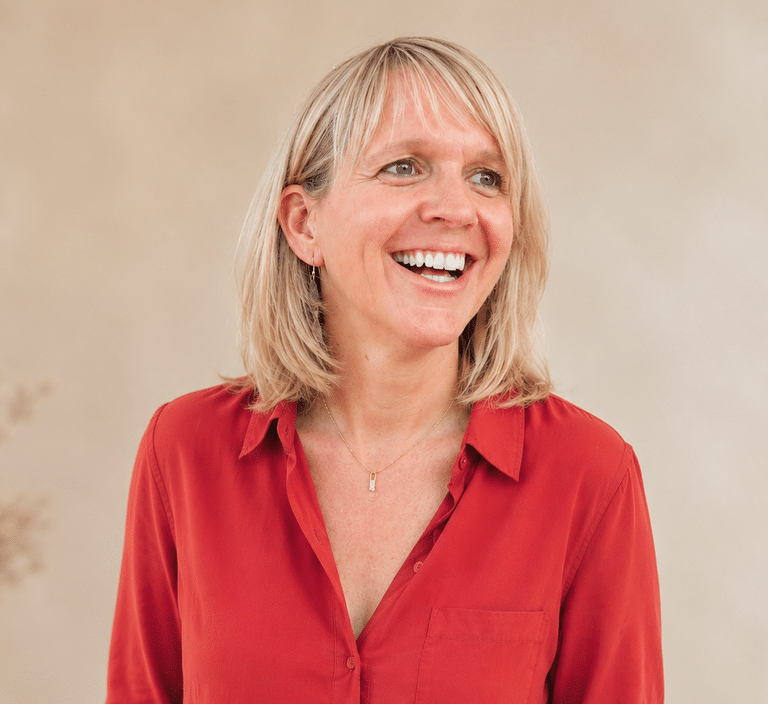 Thérapeute souriante pour la kinésiologie et l'accompagnement ménopause